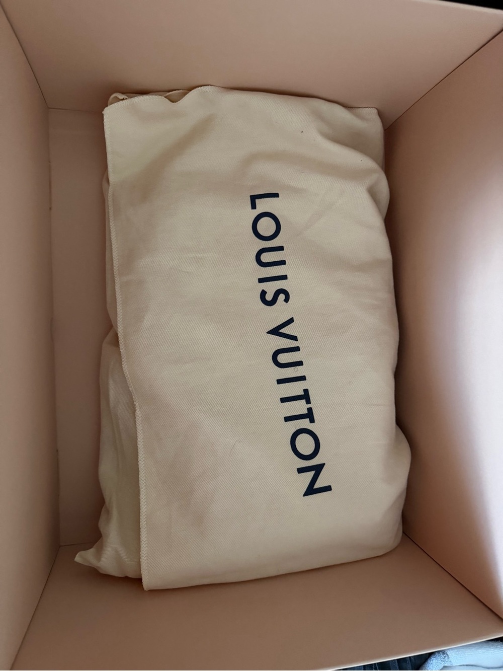 Louis Vuitton Avenue Slingbag - Picture 3 of 4